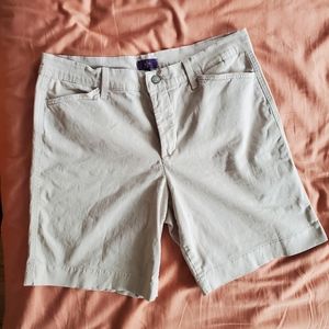 Woman's NYDJ Withe Bermuda Shorts